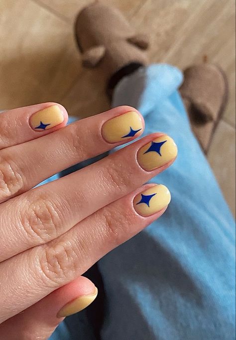 Sun Nail Design Simple, Nail Blue And Yellow, Blue And Yellow Star Nails, Yellow Star Nails, Blue And Yellow Nails Designs, Nails Minimalist Design, Nails Stars Design, Yellow Blue Nails, Green Star Nails