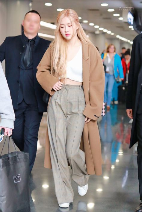 rosé pics on Twitter: "she’s really so breathtaking… " Rose Style Outfits, Rose Outfit, Airport Fashion Kpop, Korean Airport Fashion, Blackpink Outfits, Rose Fashion, Airport Fashion, Park Chaeyoung, Mode Inspo