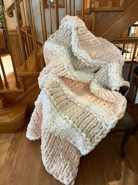 Chunky Finger Knit Blanket Pattern, Chunky Blanket Color Combos, Chunky Knit Blanket Ideas, Finger Knitting Blankets, Chunky Blanket Pattern, Chunky Knit Blanket Pattern, Knot Blanket, Chunky Yarn Blanket, Knitting Quilt