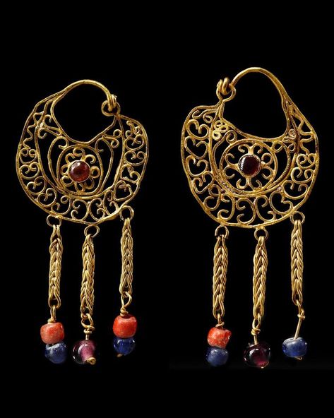 A PAIR OF BYZANTINE GOLD EARRINGS, CIRCA 7TH-8TH CENTURY A.D. Byzantine Fashion, Byzantine Earrings, Byzantine Gold, Byzantine Jewelry, Instagram Mobile, Flat Wire, Wire Pendant, Art Auction, Stone Beads