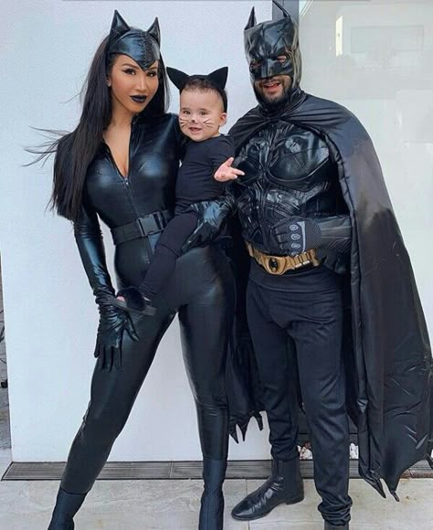 @badgalronnie Family Themed Halloween Costumes, Most Creative Halloween Costumes, Batman Halloween, Halloweenský Makeup, Themed Halloween Costumes, Hot Halloween Outfits, Pretty Pregnant, Cute Couple Halloween Costumes, Halloween Costumes For Teens