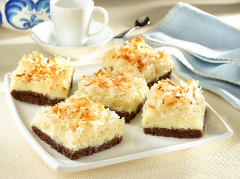 Coconut Cheesecake Bars, Goya Recipe, Cream Of Coconut, Delicious Holiday Desserts, Coconut Cheesecake, Cheesecake Bar Recipes, Festive Desserts, Cookie Crust, Mini Cheesecakes