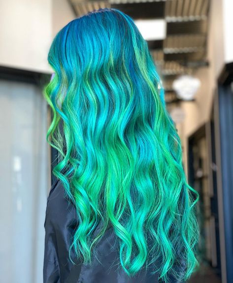 Hair by Kayla Macadaeg on Instagram: “Intergalactic Slime 💚 refreshed my clients color using @lunartideshair blue velvet, cyan sky, sea witch and aurora ! Absolutely love how…” Cyan Hair, Sky Aurora, Dyed Hair Blue, Turquoise Hair, Beautiful Hair Color, Sky Sea, Sea Witch, Color Melting, Cool Hair Color