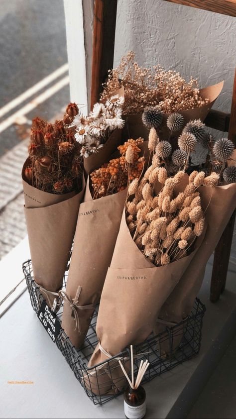 Spring Flower Decorations, Autumn Dried Flowers, How To Store Dried Flowers, Dried Flower Wallpaper, Boho Dried Flower Arrangements, Fall Floral Aesthetic, Flower Shop Background, Dried Flowers Aesthetic, Dry Flowers Decoration