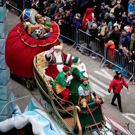 Christmas Parade Float Ideas Sleigh, Santa Parade Float Ideas, Santa Claus Parade Float Ideas, Balloon Christmas Parade Float, Santa Toy Shop Christmas Float, Santa’s Workshop Christmas Parade Float, Santa Claus Movie, Santa Claus Parade, Disneyland Parade