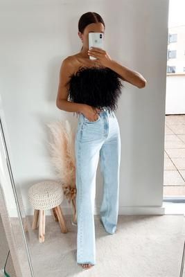 a424ed4bd3a7d6aea720b86d4a360f75 Elegantes Party Outfit, Night Out Outfit Classy, Feather Top, Miami Outfits, Looks Pinterest, Feather Tops, Ruched Maxi Dress, Bandeau Crop Top, Looks Party