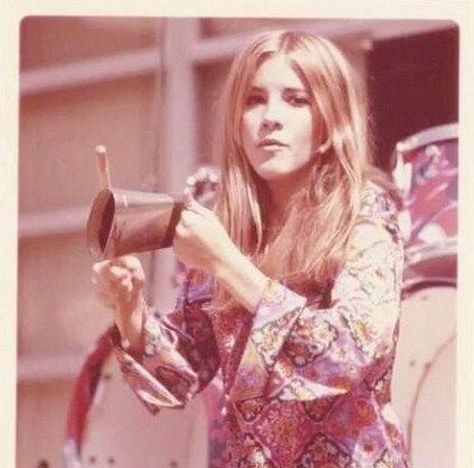 Stevie Nicks playing the cowbell with the band Fritz, originally called the Fritz Rabyne Memorial Band, in the late 1960s Stevie Nicks Lindsey Buckingham, Buckingham Nicks, Stevie Nicks Style, Stephanie Lynn, Ancient Queen, Lindsey Buckingham, Stevie Nicks Fleetwood Mac, Witchy Woman, Fleetwood Mac