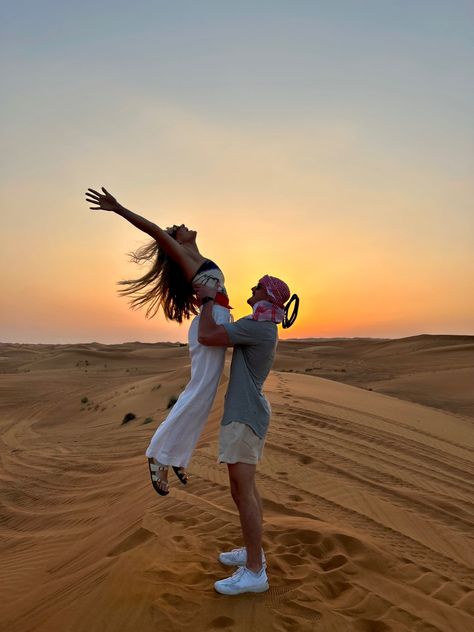 Desert Safari Outfit Dubai Couple, Dubai With Boyfriend, Sharm El Sheikh Outfit, Dubai Couple Pictures, Desert Pictures Ideas, Egypt Couple, Dubai Couple Photography Photo Ideas, Couple Pose In Dubai, Dubai Photography