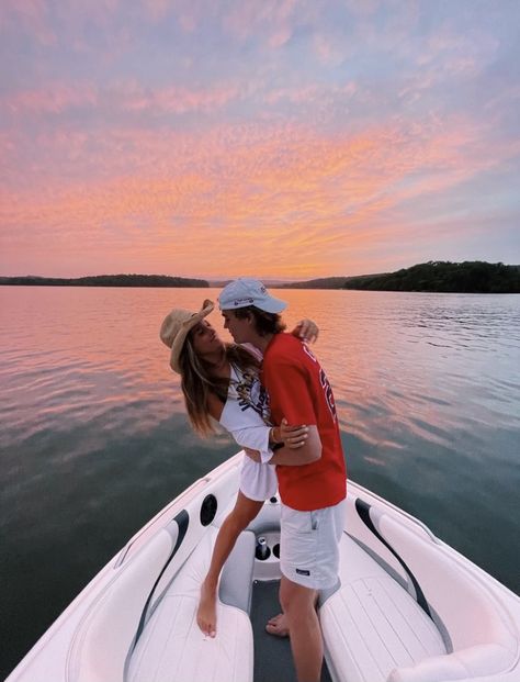 Cute Pics To Take With Your Bf, Cute Couple Summer Pictures, Summer Couple Picture Ideas, Cute Summer Couples, Summer Couple Pics, Cute Bf And Gf Pics, Summer Couple Goals, Summer Relationship Goals, Country Relationship Goals