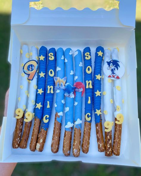 Sonic The Hedgehog Birthday Treats, Sonic The Hedgehog Dessert Table, Sonic The Hedgehog Treats, Sonic Party Treats, Sonic The Hedgehog Birthday Party Food Ideas, Sonic Dessert Table, Sonic Birthday Party Food Ideas, Sonic Cake Pops, Sonic Treats