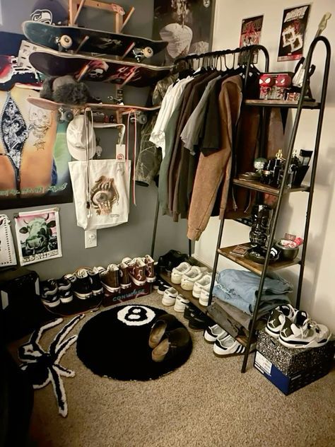 Stussy Rug Room, Skater Aesthetic Bedroom, Spider Man Room Ideas Aesthetic, Skater Style Room, Bedroom Street Style, Stussy Room Decor, Stussy Bedroom, Punk Dorm Room, Room Decor Skater