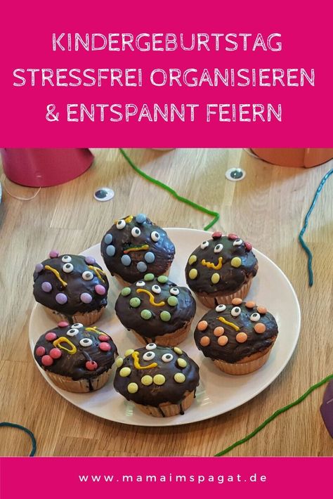 Das Organisieren von Kindergeburtstagen stresst dich? Dann sind meine Tipps und Ideen für einen stressfreien Kindergeburtstag genau richtig für dich. Lese auf meinem Blog, wie du die Einladungen, die Spiele, den Kuchen und das Essen ganz entspannt planst. Natürlich inkl. Checkliste zur Planung & Orga sowie erprobten Tipps einer Geburtstags-Profi-Mama.  #feiern #kindergeburtstag #planen #organisieren #stressfrei Monster Party, Muffins