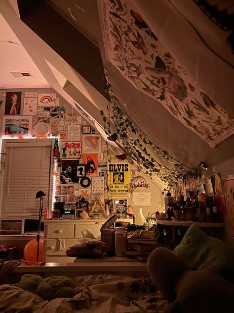 Multi Aesthetic Room, Cozy Bedroom Maximalist, Hippie Rooms, Bedroom Indie, Chill Rooms, Indie House, Indie Rooms, Indie Wallpaper, Hippie Room