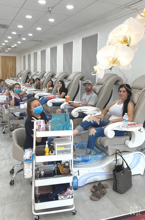 Pedicure Room Ideas, Pedicure Set Up Ideas, Pedicure Chair Ideas, Spa Pictures, Massage Room Design, Nail Parlour, Lip Pictures, Pedicure Station, Spa Pedicure Chairs