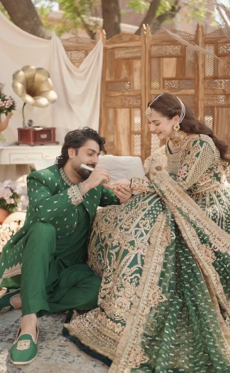 Hania Amir Mehndi, Mehendi Photography Bridal, Mehndi Photoshoot, Haina Amir, Wedding Matching Outfits, Bride Groom Photoshoot, Hania Aamir, Groom Photoshoot, Mehndi Dress