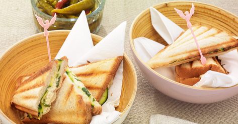 Griechischer Sommersnack mit feiner Füllung: Geraspelte Zucchini werden mit Joghurt, Honig und Thymian vermengt. Zucchini Grilled Cheese Sandwich, Zucchini Feta, Sandwich Makers, Sandwich Toaster, Slider Sandwiches, Italian Sandwich, Ham Sandwiches, Sandwich Maker, Sandwich Fillings