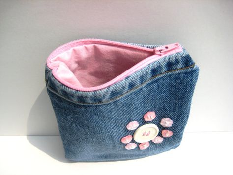 Lovely embellishment idea Custom Bags Ideas, Denim Wallet, Upcycled Jeans, Clothes Fabric, Gadget Case, Fabric Bracelets, Denim Projects, Denim Purse, Recycled Jeans