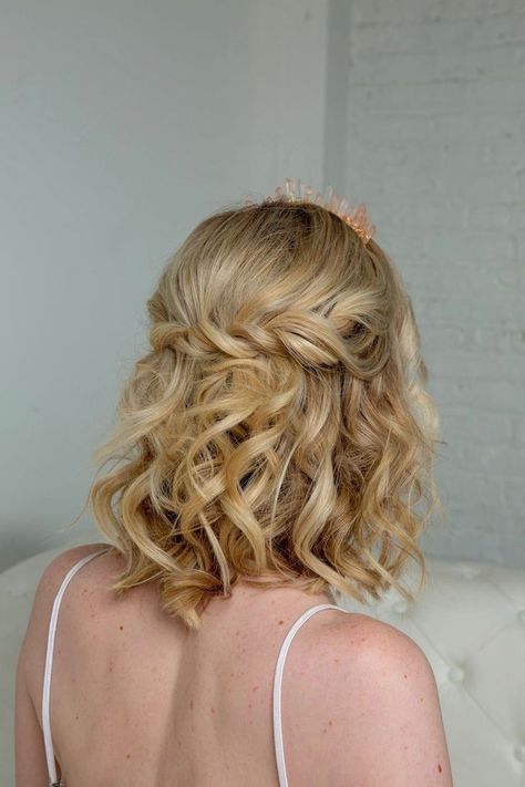 Wedding Curls, Quinceanera Hairstyles, How To Curl Short Hair, Prom Hairstyles For Short Hair, Braid Hairstyle, Quince Hairstyles, Hair Prom, Bridesmaid Hair Short, Crown Braid