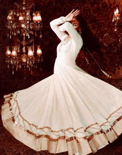 Kathak Ghungroo Aesthetic, Dance Aesthetics, Cinematography Videos, Wallpaper Photoshoot, Indian Classical Dancer, Photo Shoot Tips, Kathak Dance, Sajal Aly, Royal Girls