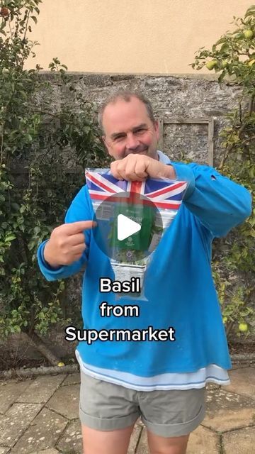 Simon Akeroyd on Instagram: "Never enough! You can never have enough Basil! Here is an easy herb to grow. You can propagate basil all year round. If you do this in winter just keep indoors and keep in a centrally heated room. Enjoy 😀 #gardening #growyourown #gardeningforbeginners" Grow Basil Indoors, How To Grow Basil, Propagate Basil, Growing Basil Indoors, Easy Herbs To Grow, Growing Basil, Never Enough, Growing Veggies, Plant Hacks