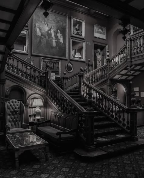 Vampire Mansion Aesthetic, Spooky Mansion Aesthetic, Gothic Castle Bloxburg, Dark Castle Exterior, Dark Victorian Mansion, Old Manor Aesthetic, Dark Castle Bedroom, Vampire House Aesthetic, Mansions Aesthetic