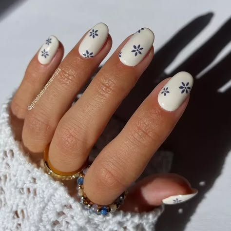 20 Snowy Nail Designs for a Frosty Winter Manicure White Short Nails, Do It Yourself Nails, White Summer Nails, Blue And White Nails, Winter Manicure, Minimalist Nail Art, Red Nail Designs, Blue Nail Designs, White Nail Designs