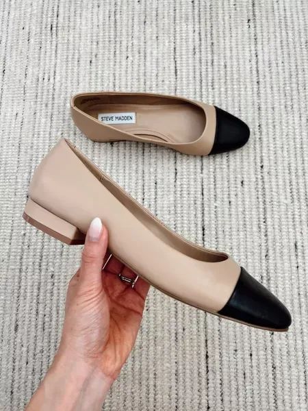 Two Toned Ballet Flats, Flat Winter Shoes For Women, Classic Flats For Women, Classic Flat Shoes, Two Tone Ballet Flats, Trendy Shoes 2024, Leather Pumps Outfit, Must Have Shoes For Women, Classy Shoes Flats