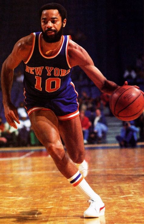 Walt Frazier the best defensive guard to ever play the game. He had the quickest hands in the game. Walt Frazier, Jamel Shabazz, New York Basketball, Knicks Basketball, Basket Nba, Basketball Photography, Basketball Leagues, Nba Legends, Sports Hero