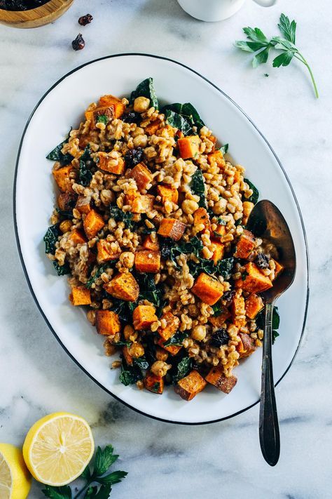 Roasted Sweet Potato, Kale and Farro Salad with Lemon Tahini Dressin #healthy #lunch #kale #faro #sweetpotato #salad #recipe Salad Kale, Chicken Salads, Sweet Potato Kale, Cubed Sweet Potatoes, Salad With Lemon, Lemon Tahini Dressing, Salad Salad, Roasted Sweet Potato, Farro Salad