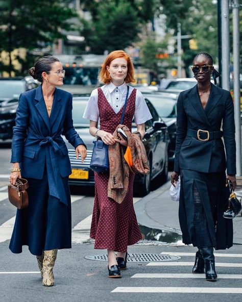 Tommy Ton on Instagram: “Lucy, Jessica and Amy, New York” London Fashion Week Street Style, Stockholm Street Style, Nyfw Street Style, Fashion Studio, Street Style Paris, Street Style Trends, Looks Street Style, Milan Fashion Weeks, Street Style Inspiration