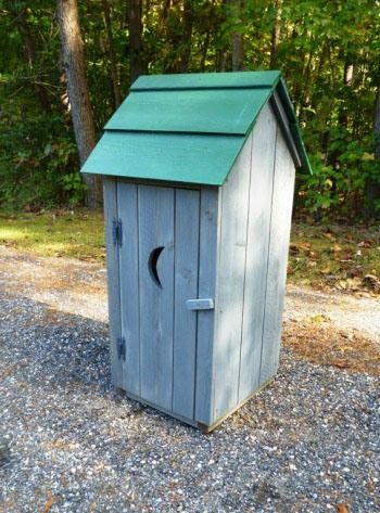 Cute outdoor decoration is shaped like a mini outhouse. The door even opens for hiding or storing objects. The open bottom allows it to be placed over well pipes, stumps, and other unsightly objects. The downloadable woodworking plans feature photos at every step. Outhouse Diy, Outhouse Plans, Pyramid Planter, Downloadable Woodworking Plans, Diy Projects Plans, Woodworking Kits, Woodworking Bed, Woodworking Plans Diy, Diy Holz