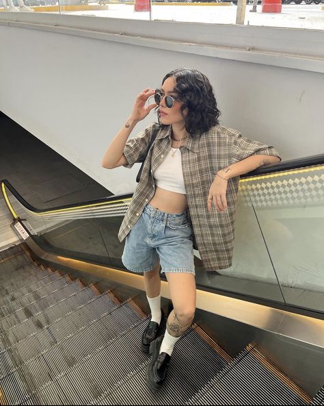 Shirt And Jorts Outfit, Loafers And Shorts Women, Trouser Shorts Outfit, Indie Summer Outfits, Outfits Jorts, Estilo Indie, Style Inspiration Spring, Miniskirt Outfits, Casual Style Outfits