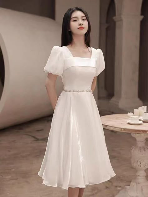 Simple Frocks, White Lady, Elegant Dresses Classy, Lady Dress, Prom Dresses Modest, Age Gap, Classy Dress Outfits, Fancy Dress Design, Looks Chic