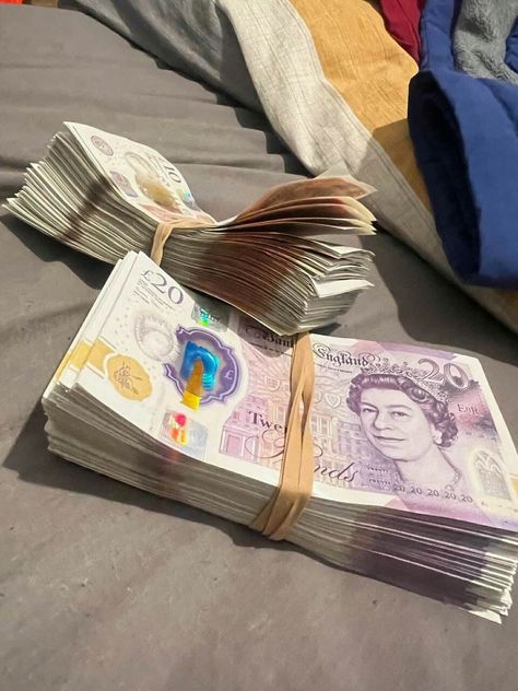 English Money, Ensuite Layout, Lord Kuber, Foreign Money, Aesthetic Photography People, Loads Of Money, Uk Money, Gold Trading, Snap Pics