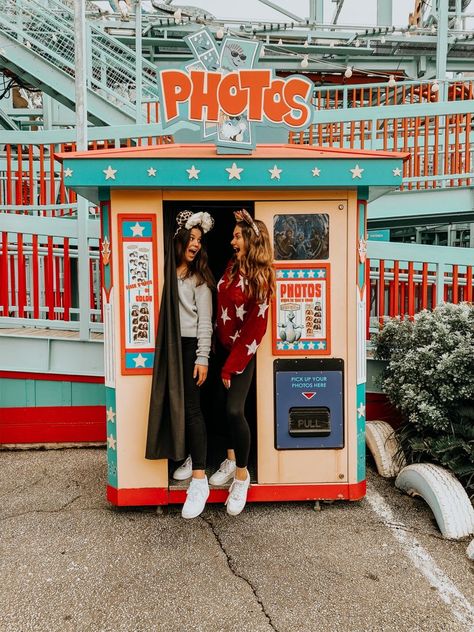 Interactive Photo Booth, Instagram Photo Booth, Photo Booth Design, Urban Intervention, Vintage Photo Booths, Disney Pics, Retro Photography, Modern Beach House, Photo Box