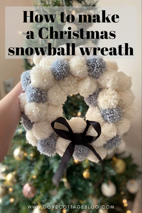 Snowball Wreath, Christmas Decor On A Budget, Christmas Pom Pom Crafts, Christmas Snowball, Pompon Diy, Christmas Pom Pom, Pom Wreath, Ideas Navidad, Pom Pom Wreath