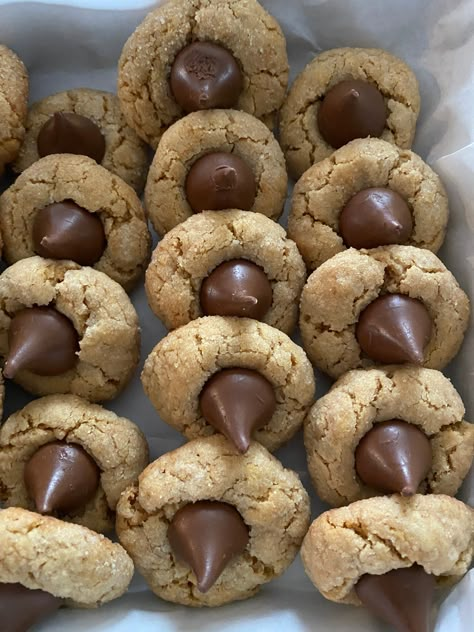 Peanut butter cookie with Hershey kiss on top Each order contains 1 dozen cookies Peanut Butter Kisses, Peanut Butter Kiss, Hershey Kiss, Im Hungry, Food Therapy, Yummy Comfort Food, Köstliche Desserts, Sweet Snacks Recipes, Food Goals