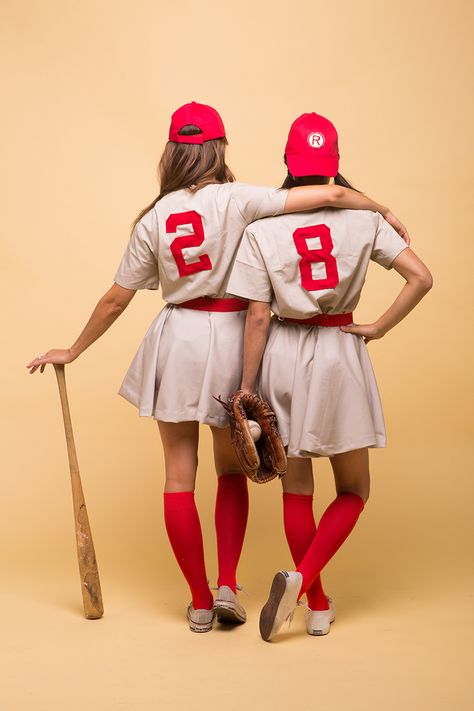 A League of Their Own DIY Costume | Camille Styles Squad Costumes, Costumes Homemade, Costumes Faciles, Baseball Costumes, Meme Costume, Teen Halloween, Diy Costumes Women, Bff Halloween Costumes, Best Friend Halloween Costumes