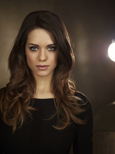 Lyndsy Fonseca Lindsay Fonseca, Green Eyes Dark Hair, Shane West, Lyndsy Fonseca, Female Character Inspiration, Grunge Hair, Grey's Anatomy, Green Hair, Silver Hair