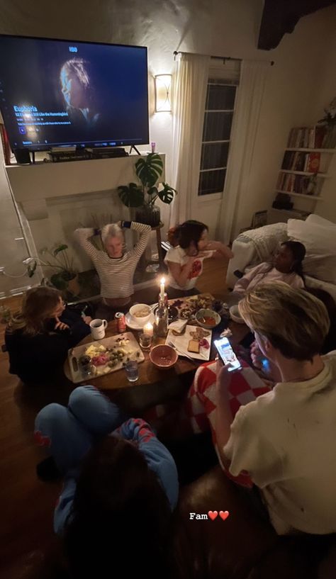 Lady Vibes Aesthetic, Friends Living Room Aesthetic, Living In An Apartment With Friends, Hang Out Room Aesthetic, Family Hanging Out, Talking To Friends Aesthetic, Fun Things Aesthetic, Friends Time Aesthetic, Hanging Out With Family Aesthetic