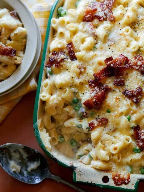 Creamy Baked Carbonara Mac and Cheese - Spoon Fork Bacon Thanksgiving Casserole Recipes, Thanksgiving Casserole, Bake Mac And Cheese, Spoon Fork Bacon, Cheesy Pasta, Baked Mac, Mac N Cheese Recipe, Spoon Fork, Pasta Bake