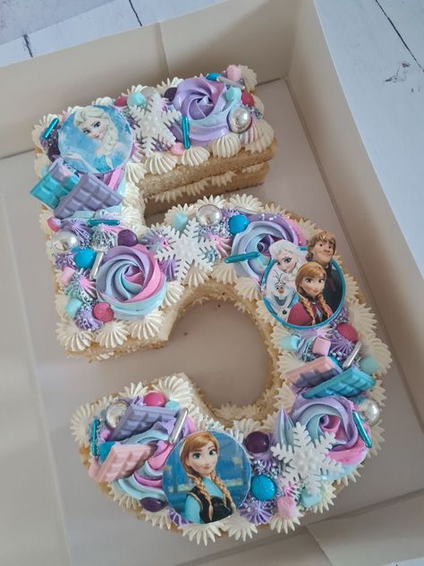 Number 3 Frozen Cake, Elsa Birthday Cake Frozen, Frozen Cake Ideas, Torte Frozen, Frozen Birthday Party Food, Elsa Torte, Elsa Birthday Cake, Pastel Frozen, Anna Birthday Party