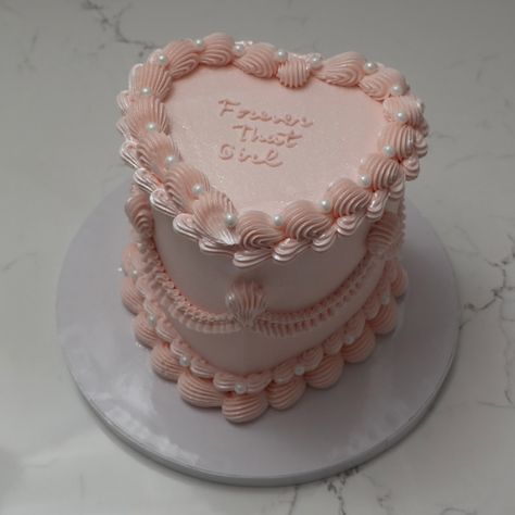 Forever that girl 💅 - Cake Details - Size: Mini 6” (2 layers) Add-ons: Pearls (edible) + glitter dust (edible) #customcakes #customheartcake #heartcake #seattlecustomcake #heartcakeseattle #emmacakes #emmacakesseattle Pearl Cakes, Vintage Cake Design, Cake With Pearls, Edible Glitter Dust, Dream Birthday, Pearl Cake, Beauty Cakes, Vintage Cakes, Cupcake Cake Designs