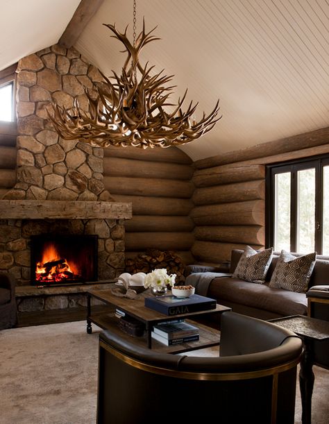 Ski Cabin Fireplace, Cabin Fireplace, Mantle Ideas, Stump Table, Ski Cabin, Textured Blankets, Chalet Style, Rustic Bench, Sleek Kitchen