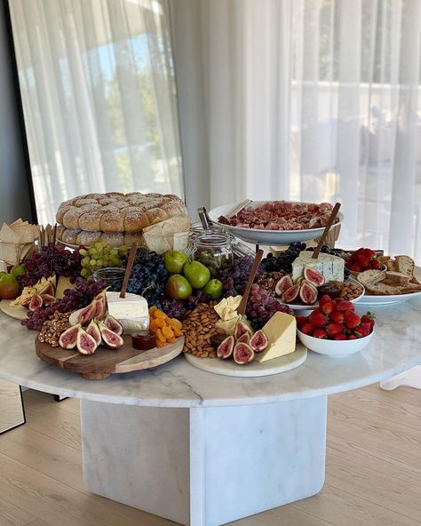 The Blonde Butler on Instagram: “Grazing with @maxmedialab” Grazing Table Party, Christmas Table For 2, Modern Grazing Table, Aesthetic Grazing Table, Grazing Table Aesthetic, Brunch Table Setting Buffet, Food Spread Table, Bar Set Up For Party At Home, Rustic Catering