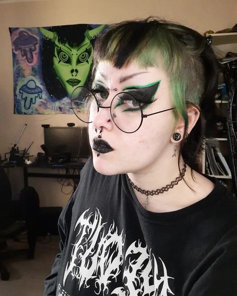 Green Trad Goth Makeup, Green Goth Makeup, Goth Piercings, Trad Goth Makeup, 80s Goth, Trad Goth, Heavy Makeup, Green Makeup, Make Up Inspo