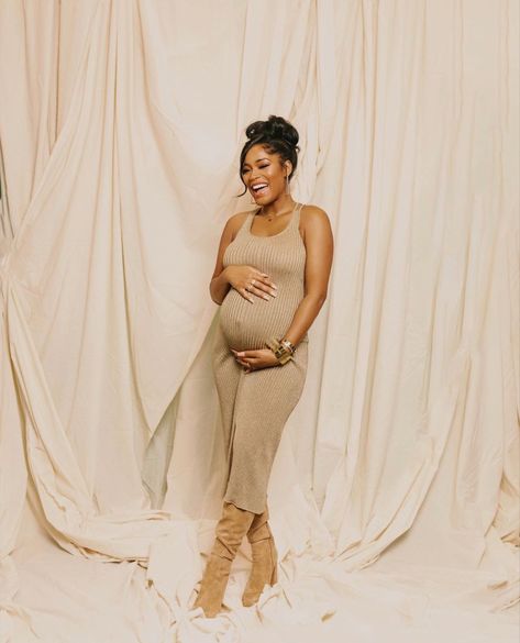 Mommy And Me Photo Shoot, Brown Girls Makeup, Modern Maternity, Pretty Pregnant, Shotting Photo, Keke Palmer, Maternity Poses, Couple Photoshoot Poses, Mommy Style