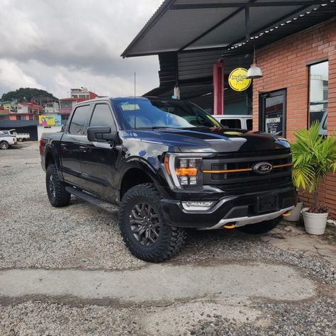 Las Ford Lobo Tremor ya vienen con una suspensión elevada 1.5 pulgadas mas sobre la Ford Lobo 4×4, auyn asi el pfrente de la camioneta se ve inclinado respecto a la parte trasera, , si quieres que tu Ford Lobo se vea mas levantada enfrente, es muy sencillo, en esta instalamos un Leveling Kit Marca 4x4Rockstar, muy confiables y resistentes, y tambien instalamos unas llantas 35×12.5R18 Mud Terrain Yokohama, que definitivamente levantaron el la estética de esta camioneta Ford Lobo, Ford 4x4, Yokohama, Ford