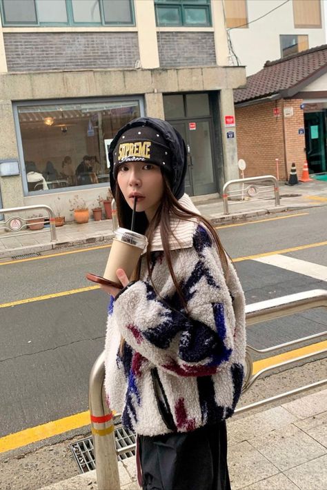 Supreme Beanie Outfit, Supreme Beanie, Beanie Outfit, Fashion Bible, Winter Fits, Asian Fashion, Instagram Fashion, Pretty People, Cool Outfits