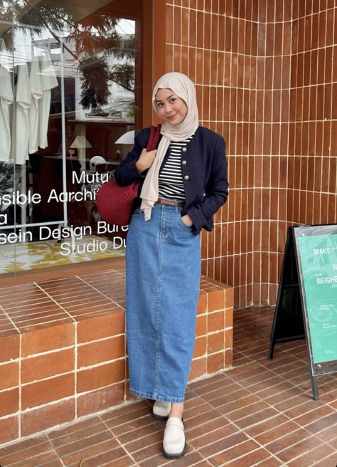 Rok Jeans Hijab Ootd, Ootd Rok Jeans Hijab, Ootd Rok Jeans, Ootd Hijab Casual Simple, Outfit Ngampus, Rok Outfit, Muslim Outfits Casual, Hijab Style Casual, Style Hijab